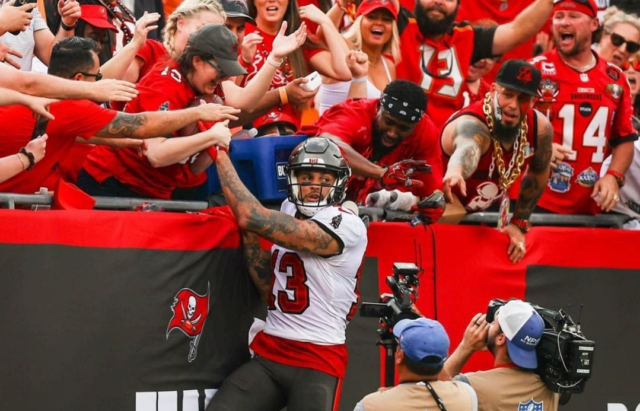 Evans sumó 10 recepciones, 207 yardas y 3 anotaciones.