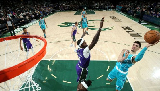 Hornets Ball y los Hornets igualaron una marca de la NBA al cifrar 51 puntos en el primer cuarto.