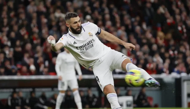 Karim Karim Benzema remata a gol contra el Athletic.
