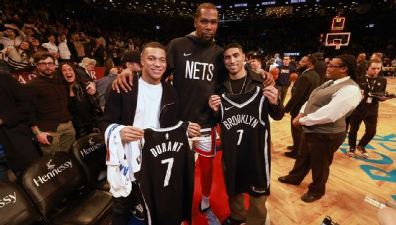 Kevin Kylian Mbappé, junto a Kevin Durant y Achraf Hakimi.