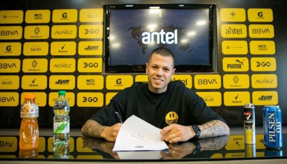 Léo Léo Coelho en su presentación con Peñarol tras dejar el Nacional.