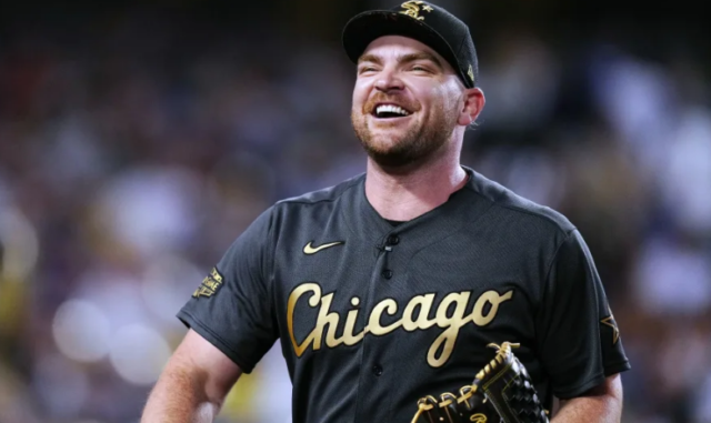 El equipo dijo que apoyará al lanzador Liam Hendriks y a su familia.