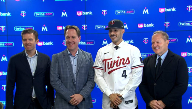 Minnesota Correa fue presentado con los Mellizos tras pasar el examen médico.