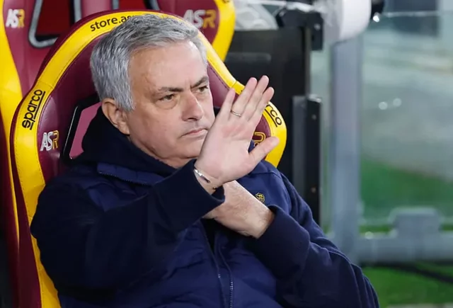 Mou Mourinho en el banquillo de la Roma, viva en las distintas competencias.