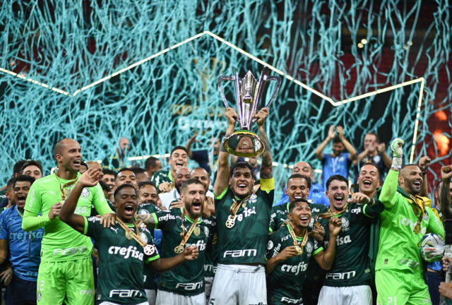Palmeira El Verdao celebra el triunfo en Supercopa en un duelo estelar.