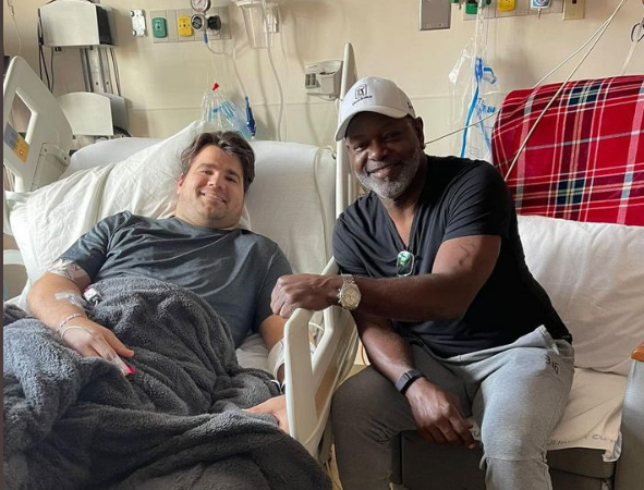 Peyton Peyton Hillis recibió la visita del legendario corredor Emmith Smith.