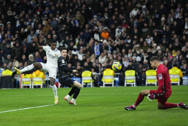 Real Vinicius Junior dispara a la portería deIgor Zubeldia de la Real.