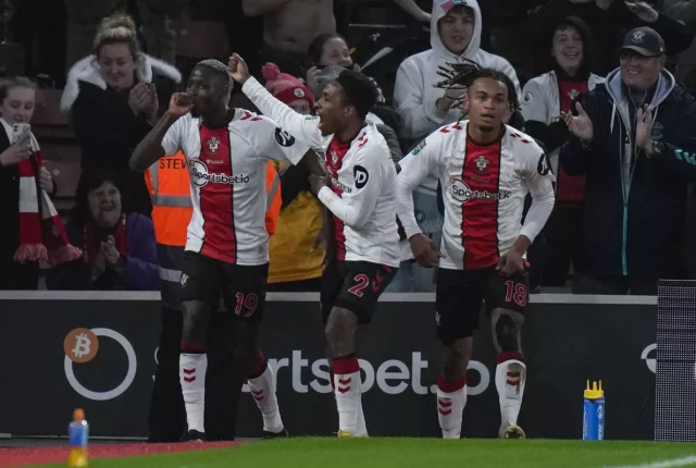 Sout Djenepo celebra con sus compañeros tras anotar el segundo gol.