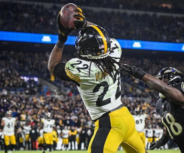 Steelers Najee Harris tuvo la anotación del triunfo de Steelers.