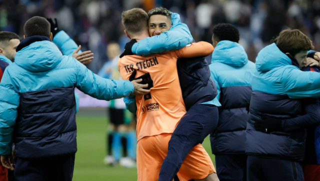 Ter Ter Stegen es felicitado por sus compañeros tras parar dos penaltis en la tanda.