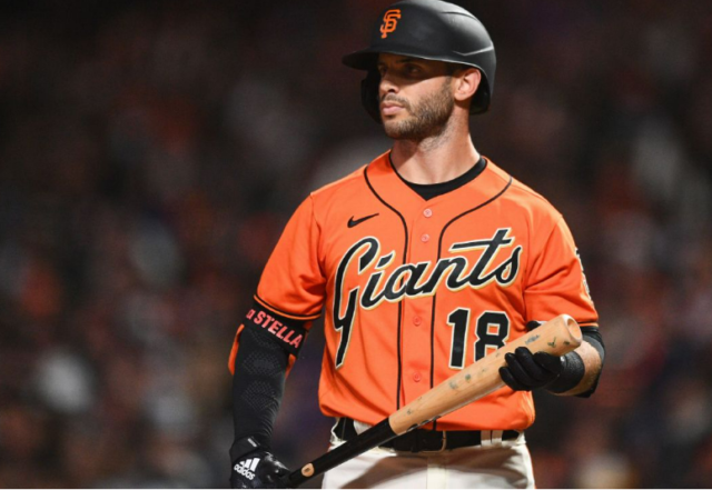 Tommy La Stella tiene un anillo de Serie Mundial con los Cachorros.