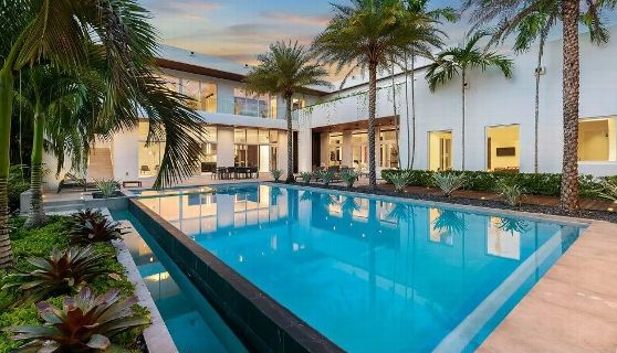 Tyler Es una casa de estilo moderno con ventanas de piso a techo.