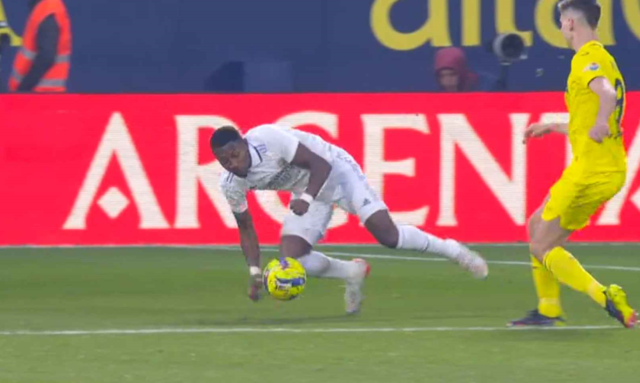 Villarreal Alaba resbala, el balón le golpea en la mano y el colegiado señala penal.