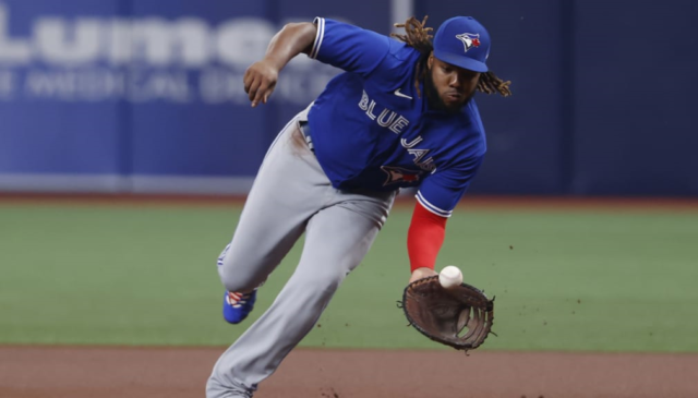 Vladi Azulejos y Guerrero acordaron un aumento de los $7,9 millones que ganó en el 2022.