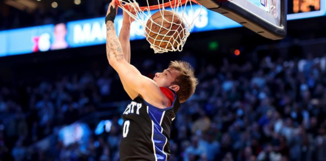 Clavadas Mac McClung "enterrando" el balón en el Concurso de Clavadas.