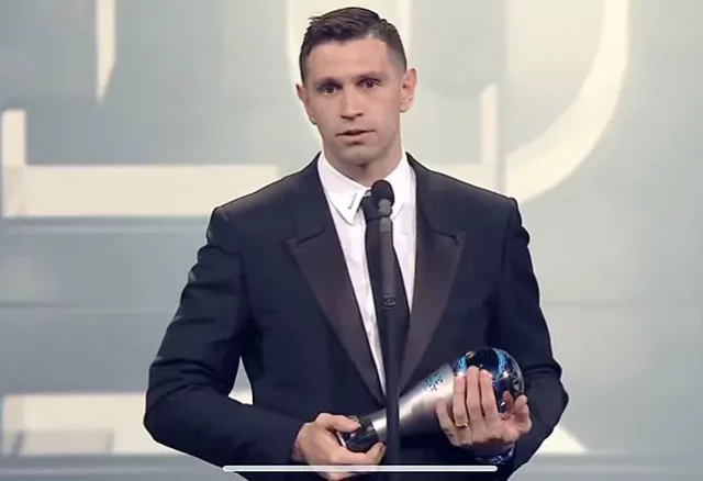 Dibu Martínez dice que sus padres son los héroes que tiene.