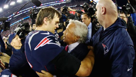 Dueño Brady y Kraft luego del ganar el campeonato de la AFC en 2018.