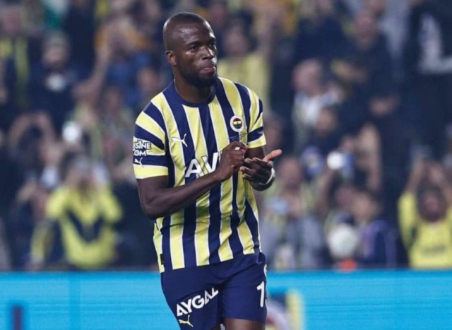 Enner Valencia lamenta las pérdidas humanas a causa del terremoto.