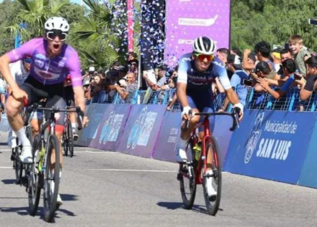 Archibold (derecha) a su llegada a la meta en la última etapa de la vuelta.