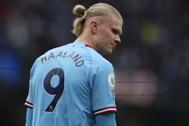 Haaland El noruego fue sustituido en el descanso por molestias en el muslo derecho,