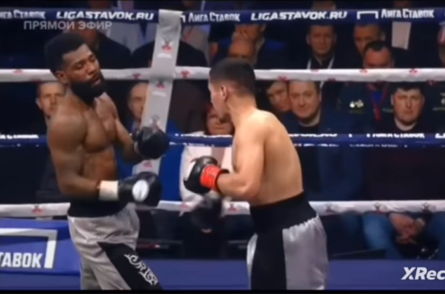 Jereel Batyrgaziev abrumó a Corrales en el noveno asalto de la pelea.