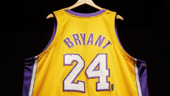Es la camiseta de Kobe durante temporada de MVP en 2007-08.