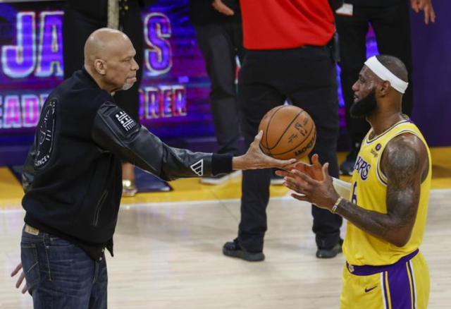 LeBron Kareem Abdul Jabbar entrega simbólicamente a LeBron James el balón.