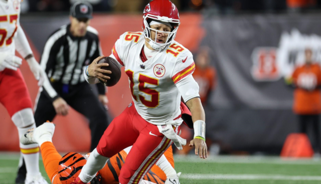Pat Mahomes sufrió una peligrosa torsión en el tobillo derecho.