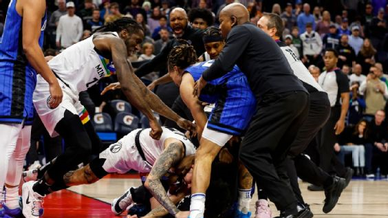 Pelea Las repeticiones mostraron a Rivers justo en frente del banco del Magic.