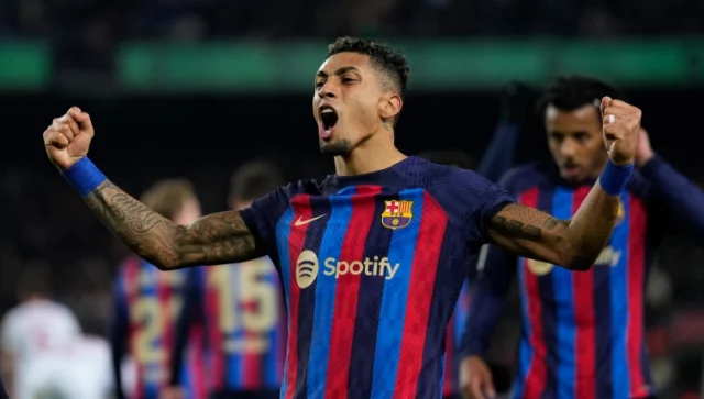 El brasileño Raphinha celebra su gol con el Barcelona ante el Sevilla.