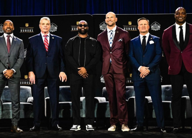 Revis Darrelle Revis en el centro (negro) entre los inducidos al Salón de la Fama de la NFL.