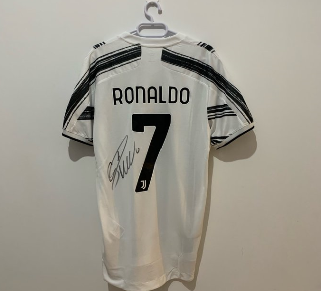 Esta es la camiseta de Cristiano Ronaldo que está siendo subastada.