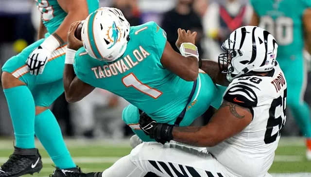 Tua El momento del golpe a Tua Tagovailoa.