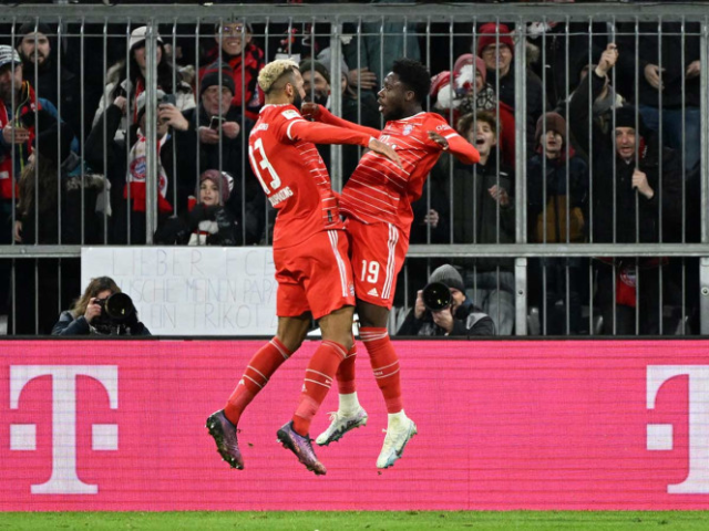 golea Choupo-Moting y Davies celebran el gol del camerunés ante el Union Berlín.