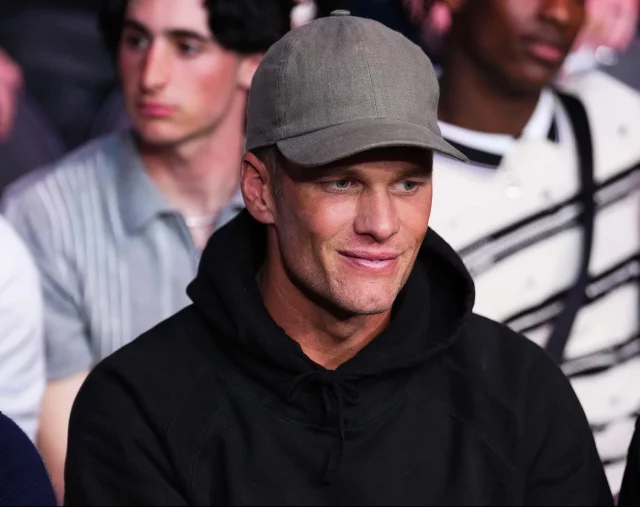 Tom Brady subraya su compromiso con el deporte femenino.