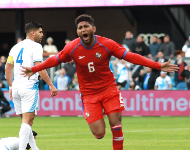Carlos Harvey anotó de cabeza el gol panameño ante los chapines.
