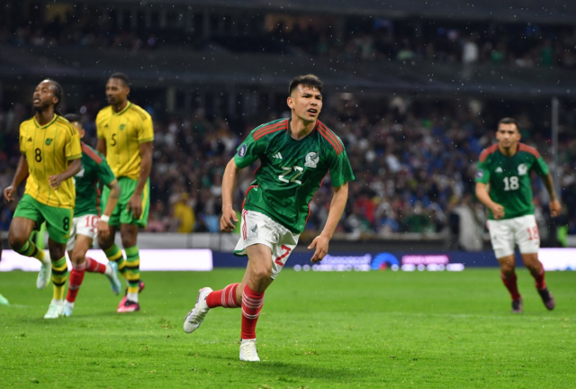 Irving Hirving Lozano celebra el segundo gol de la selección mexicana.