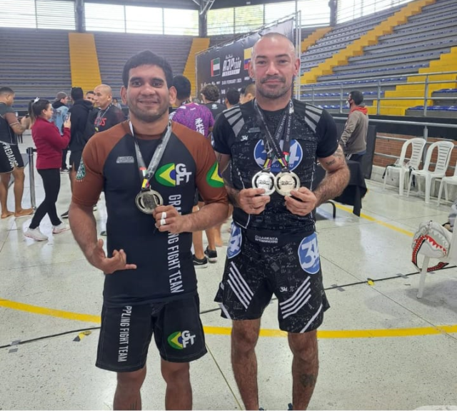 JUT Edwin Castro (izq.) y el profesor Iván Quintanar exhiben sus medallas.