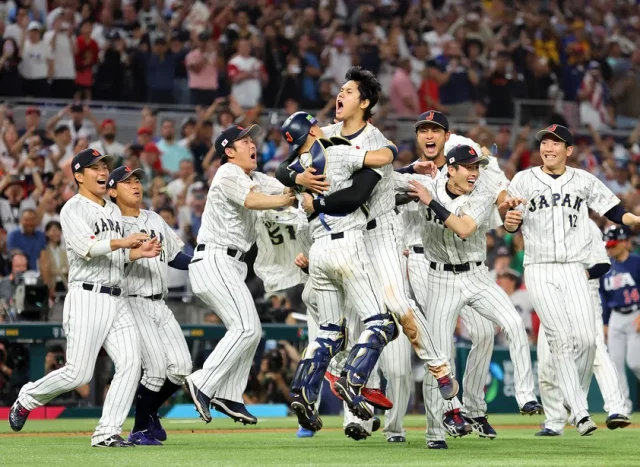 Japan Ohtani y sus compañeros celebran el tercer título de Japón en el Clásico Mundial de Béisbol.