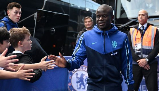 Kanté Kanté saludando a unos niños aficionados del Chelsea.