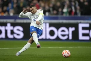 Mba Mbappé estrenó la capitanía de Francia con doblete.