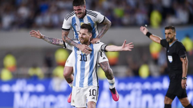 Messi Messi anotó su gol 800 al minuto 89 de tiro libre ante el portero Guerra.
