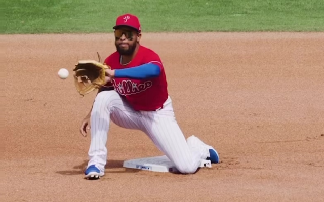 Sosa busca ganarse un puesto en la alineación de los Phillies.