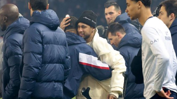 Neyma Neymar, con muletas, saluda a sus compañeros del PSG.