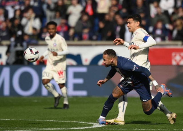 El momento de la lesión de Neymar ante el Lille.