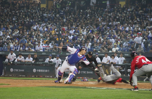 Santamaria Jahdiel Santamaría anotando una de las carreras de Panamá.