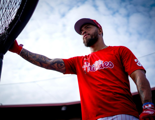 Edmundo Sosa está bien tras el pelotazo en el antebrazo.