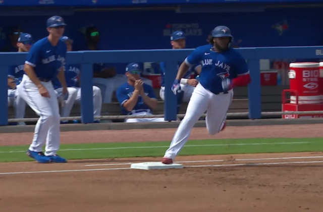 Vladimir Guerrero Jr. se dirigió al clubhouse con un entrenador atlético.