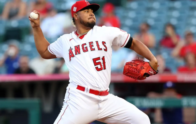 Jaime Barría gana su primer partida de la temporada y de relevo.