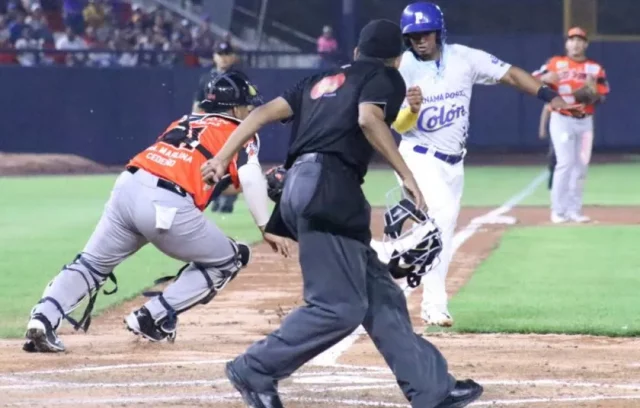 Beep Jorge Bishop de Colón le hace al abanico a Adolfo Reyna y anota.